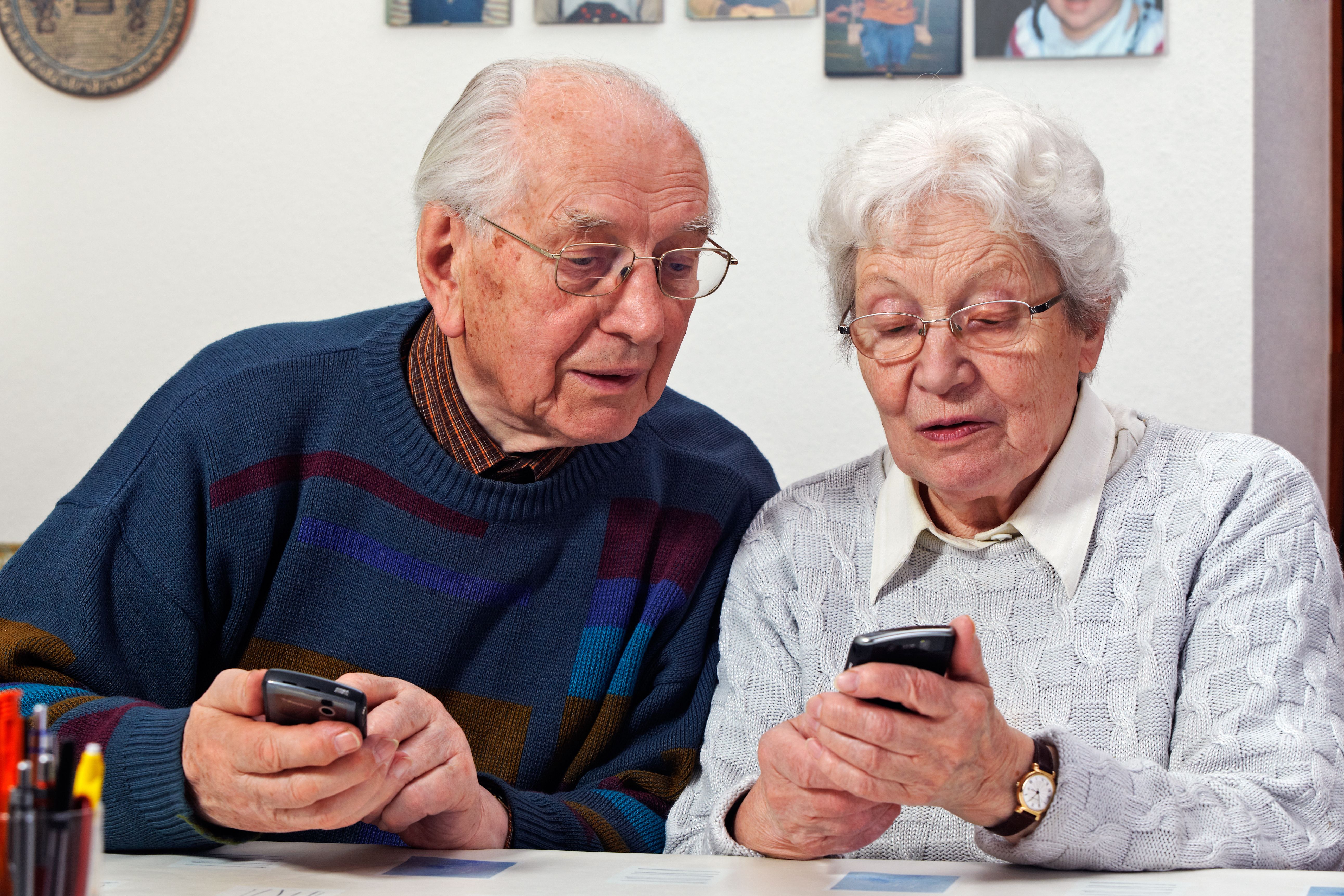 Ältere Menschen mit Smartphone