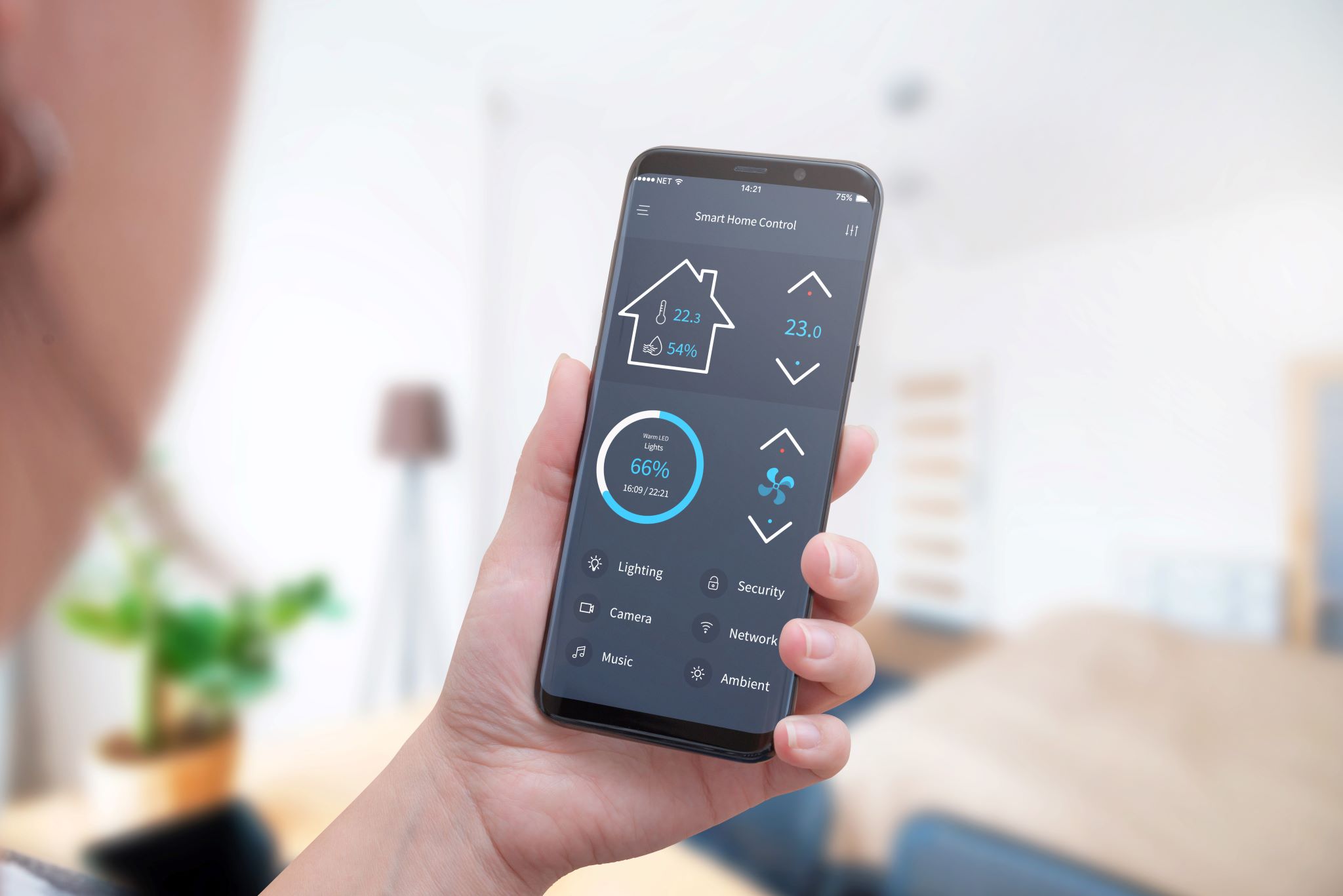 Smartphone mit geöffnetet App zur Bedienung von Smart Home Devices