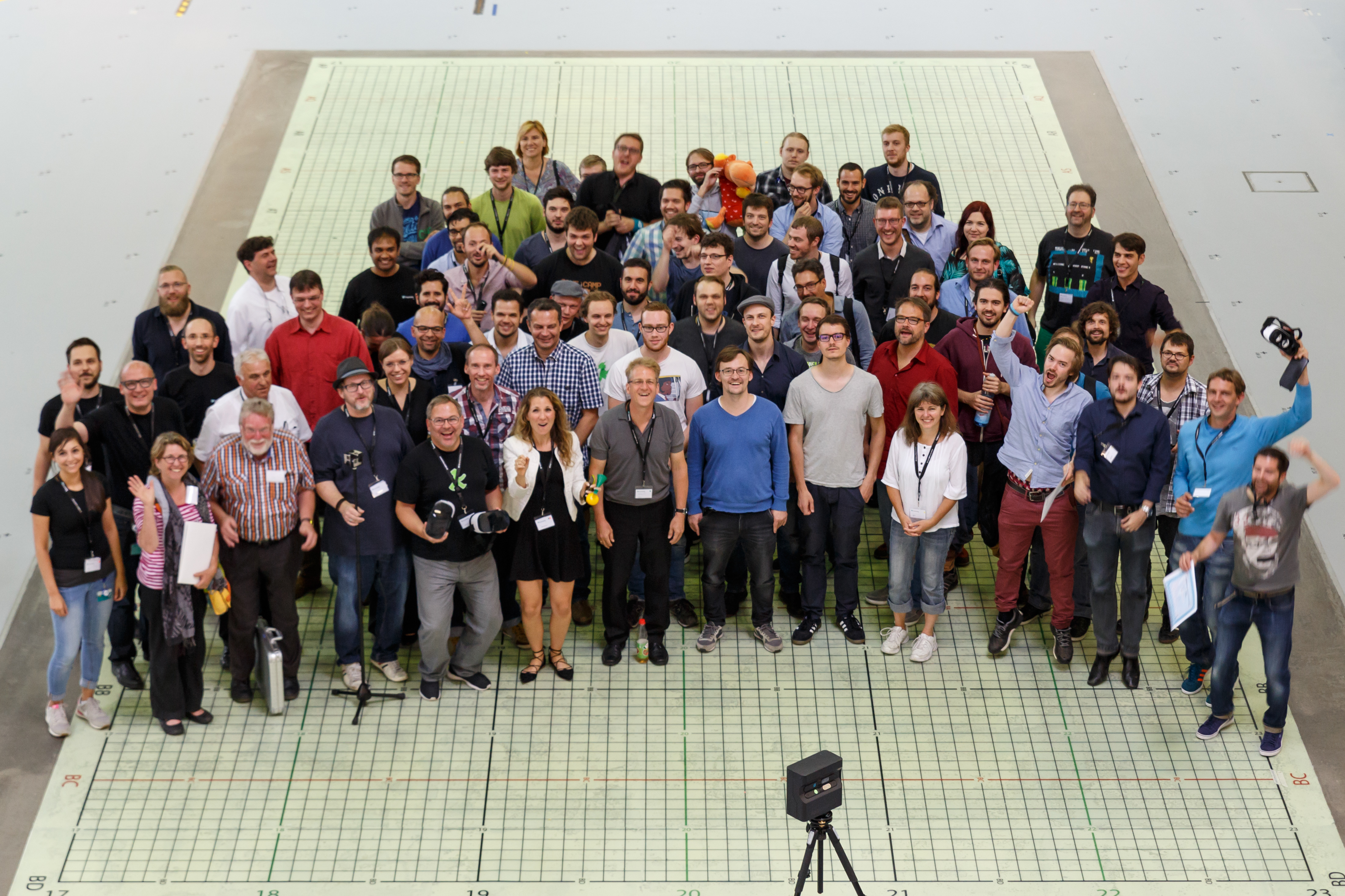 Teilnehmer, Veranstalter und Jury des Hackathons auf einer der Flächen des Test- und Anwendungszentrum L.I.N.K. © Fraunhofer IIS
