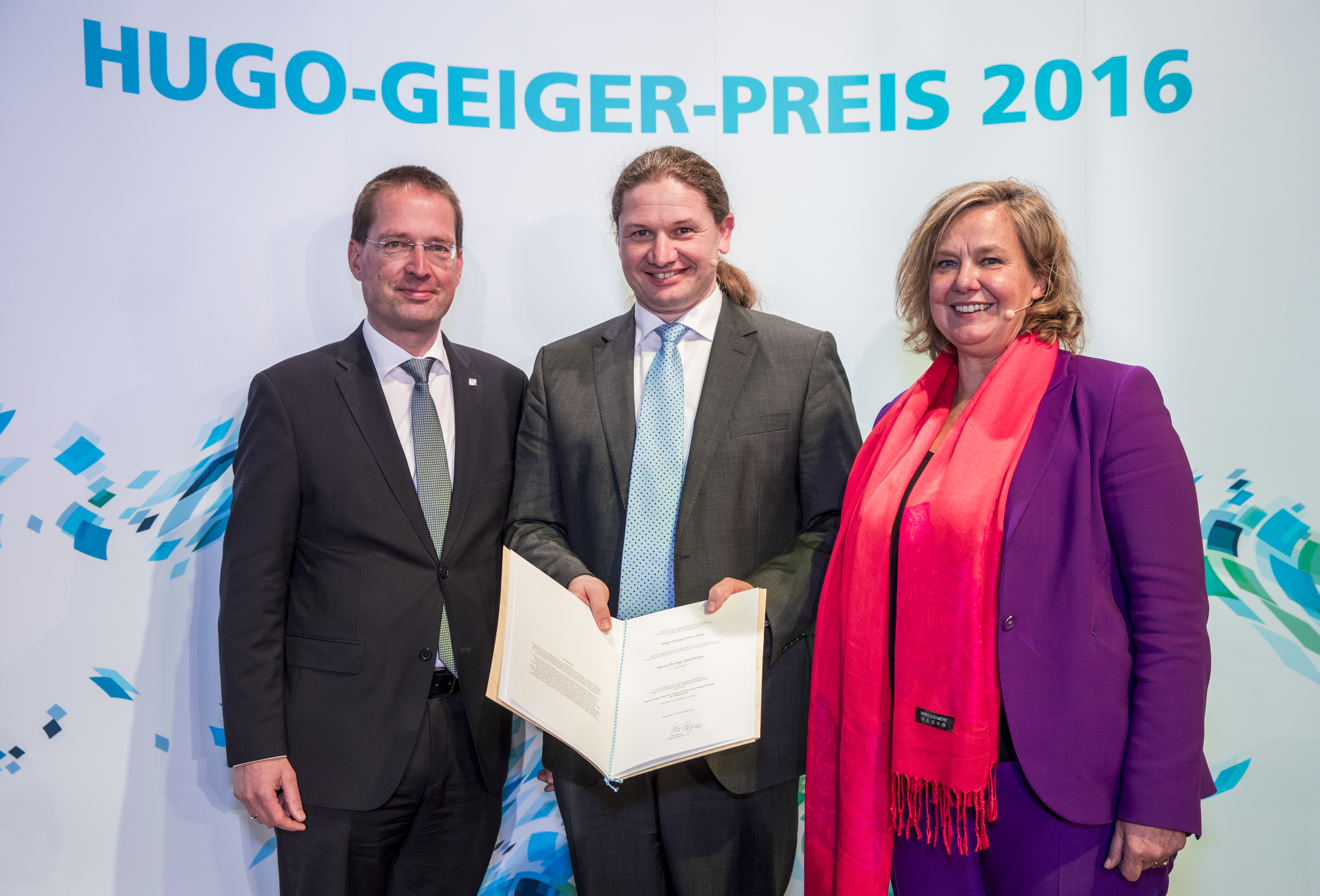 Dr. Gerd Kilian (Mitte) erhält für seine Promotionsarbeit den Hugo-Geiger-Preis. Überreicht wurde der Preis von Dr. Ulrike Wolf, Ministerialdirektorin für Energiepolitik und Infrastruktur im Bayerischen Staatsministerium für Wirtschaft und Medien, Energie und Technologie sowie von Prof. Dr. Georg Rosenfeld, Vorstand Fraunhofer-Gesellschaft e.V.