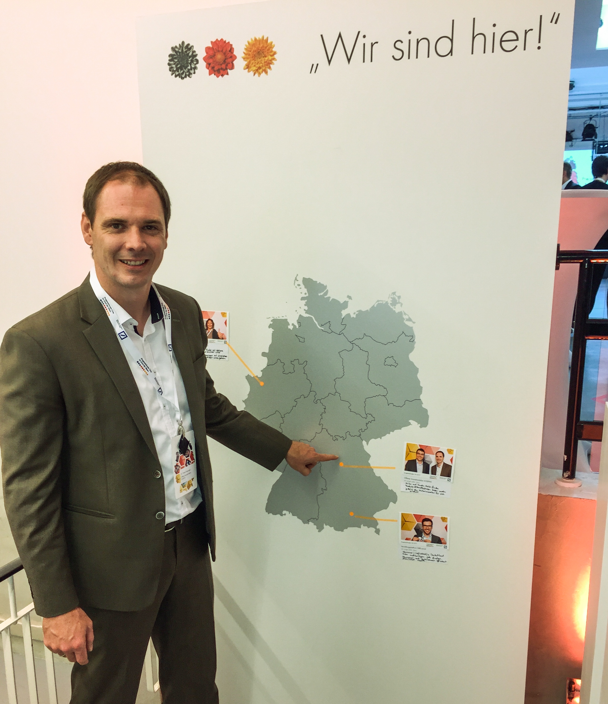 Projektleiter Dr. Frank Danzinger zeigt auf Deutschlandkart den Standort des JOSEPHS® in Nürnberg. 