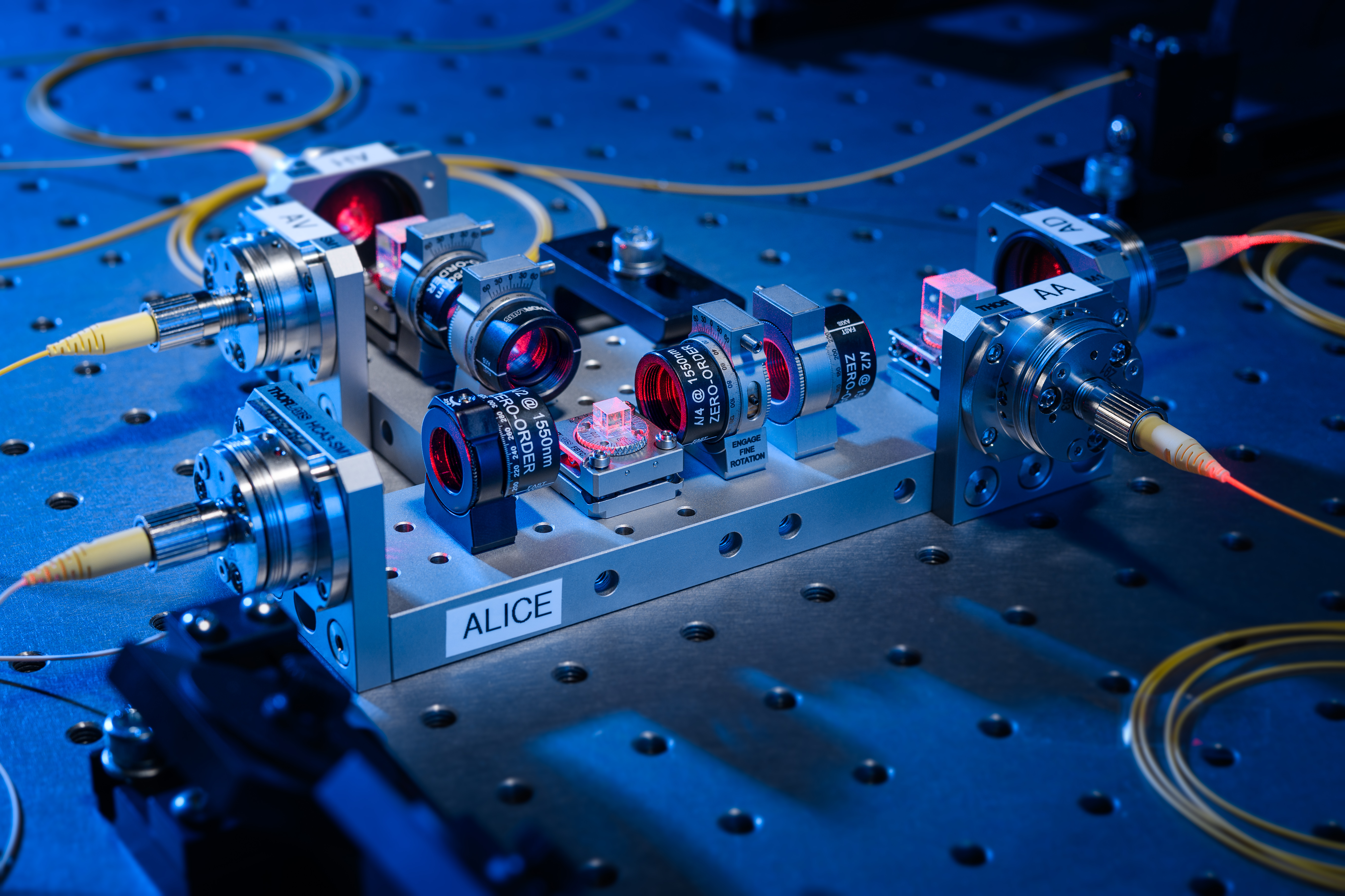 Quantenkommunikationssysteme ermöglichen eine sichere Datenübertragung zwischen Sender (hier im Laboraufbau »Alice«) und Empfänger über einen geheimen Schlüsselaustausch mithilfe von Lichtquanten