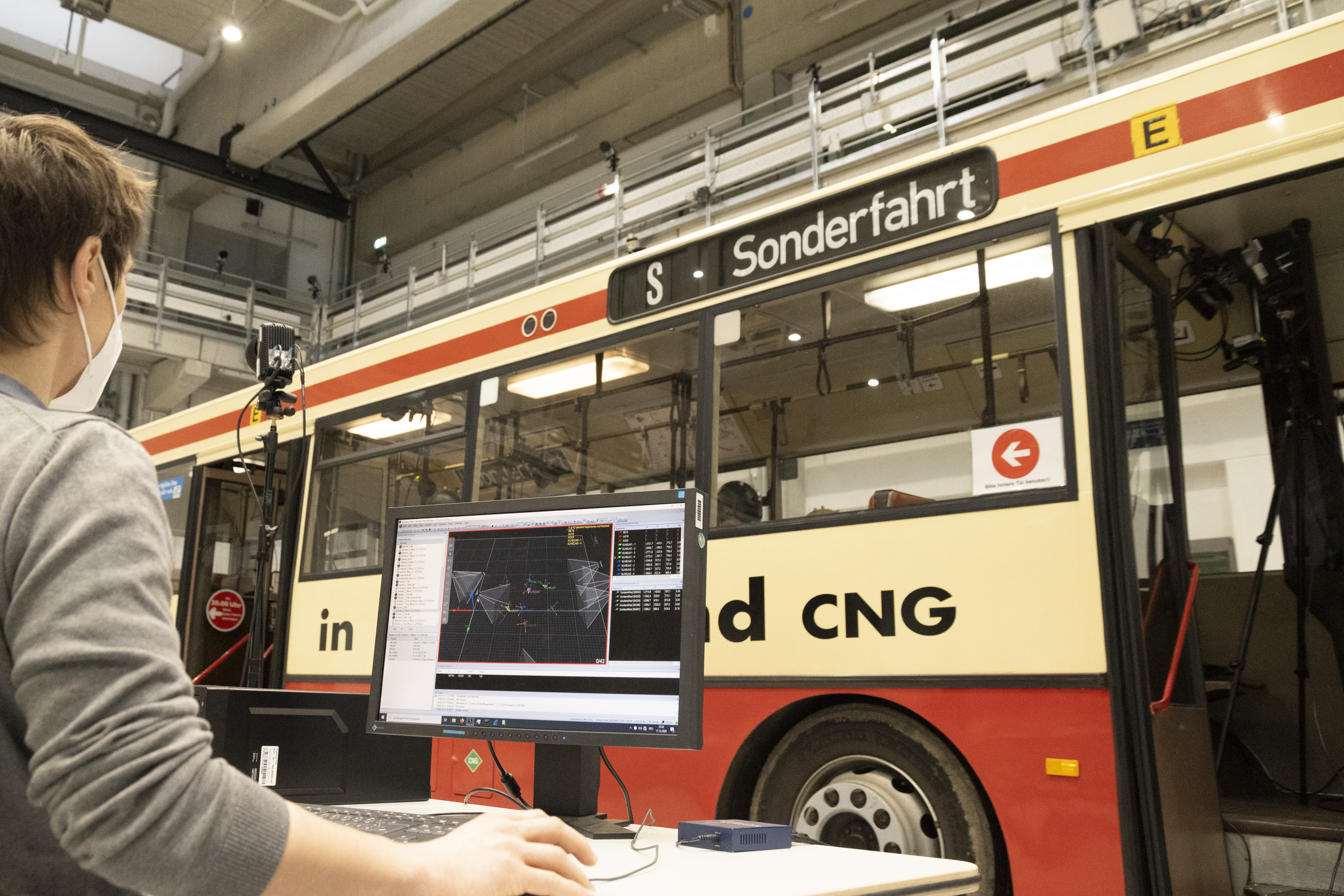 Linienbus mit Computer im Vordergrund.