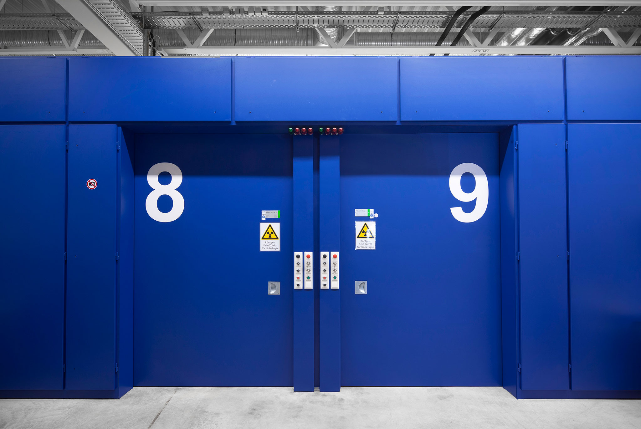 Blaue Türen der Strahlenschutzkabinen am Fraunhofer EZRT