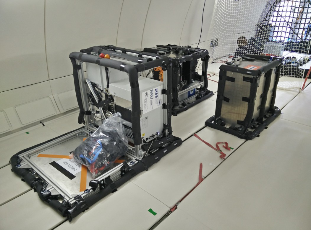 CT-System an Bord eines Flugzeugs am Boden festgeschraubt