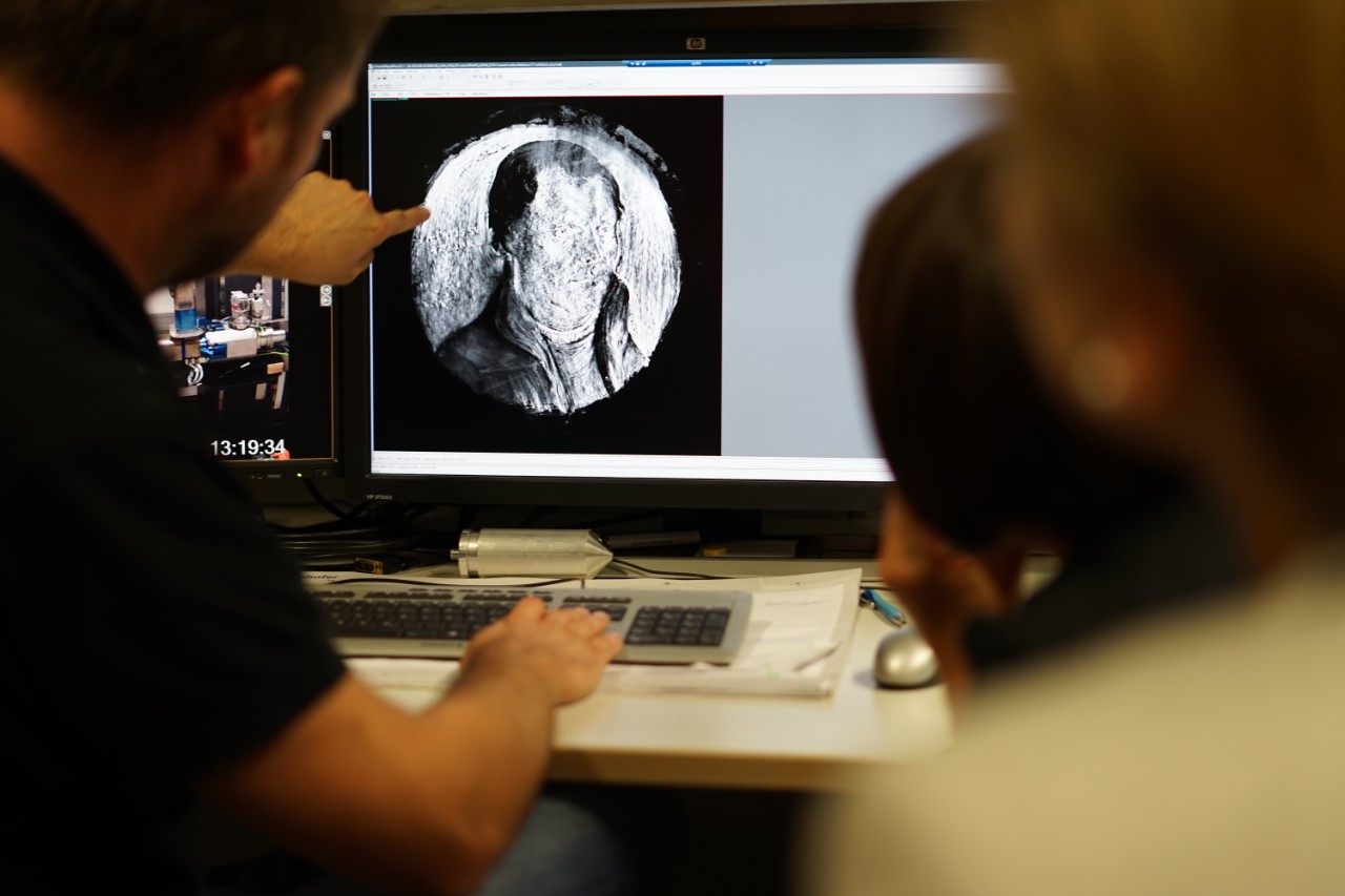Wissenschaftler prüfen am PC das Ergebnis einer 3D-CT-Untersuchung des Cranach Luther-Bildnisses.