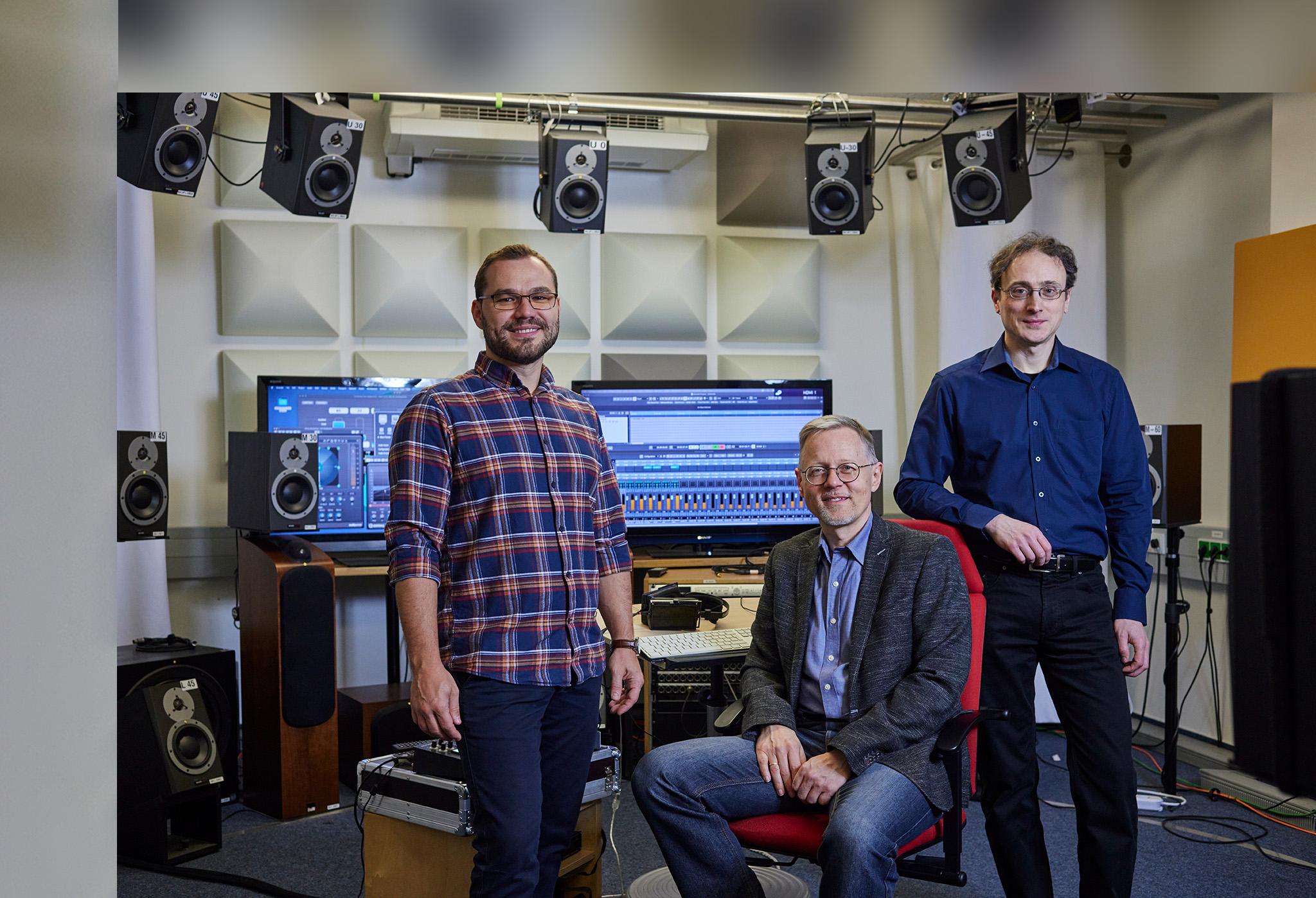 Das Forscherteam im Audio-Studio: Adrian Murtaza, Harald Fuchs und Dr. Achim Kuntz vom Fraunhofer IIS