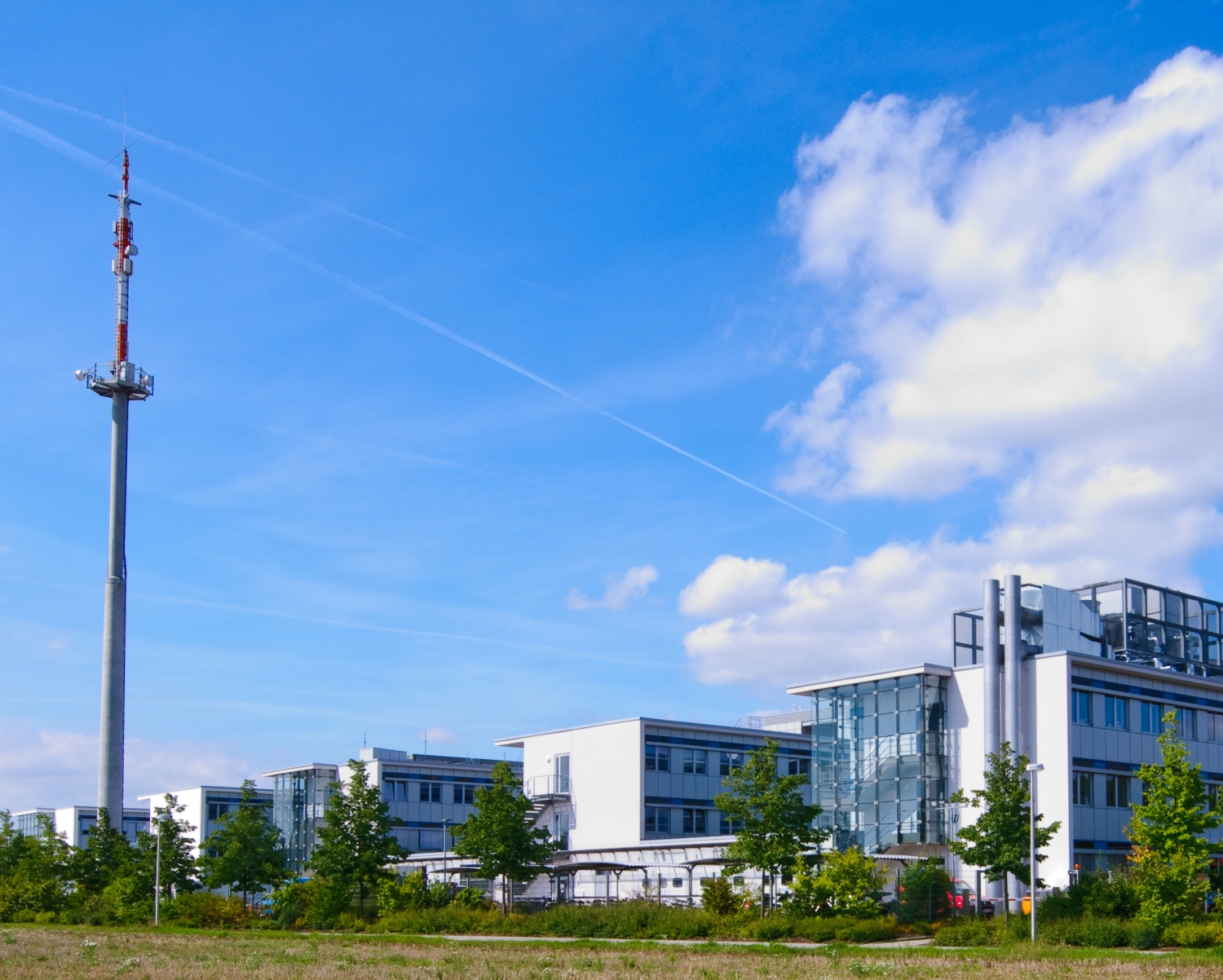 Gebäude des Fraunhofer IIS mit Sendemast