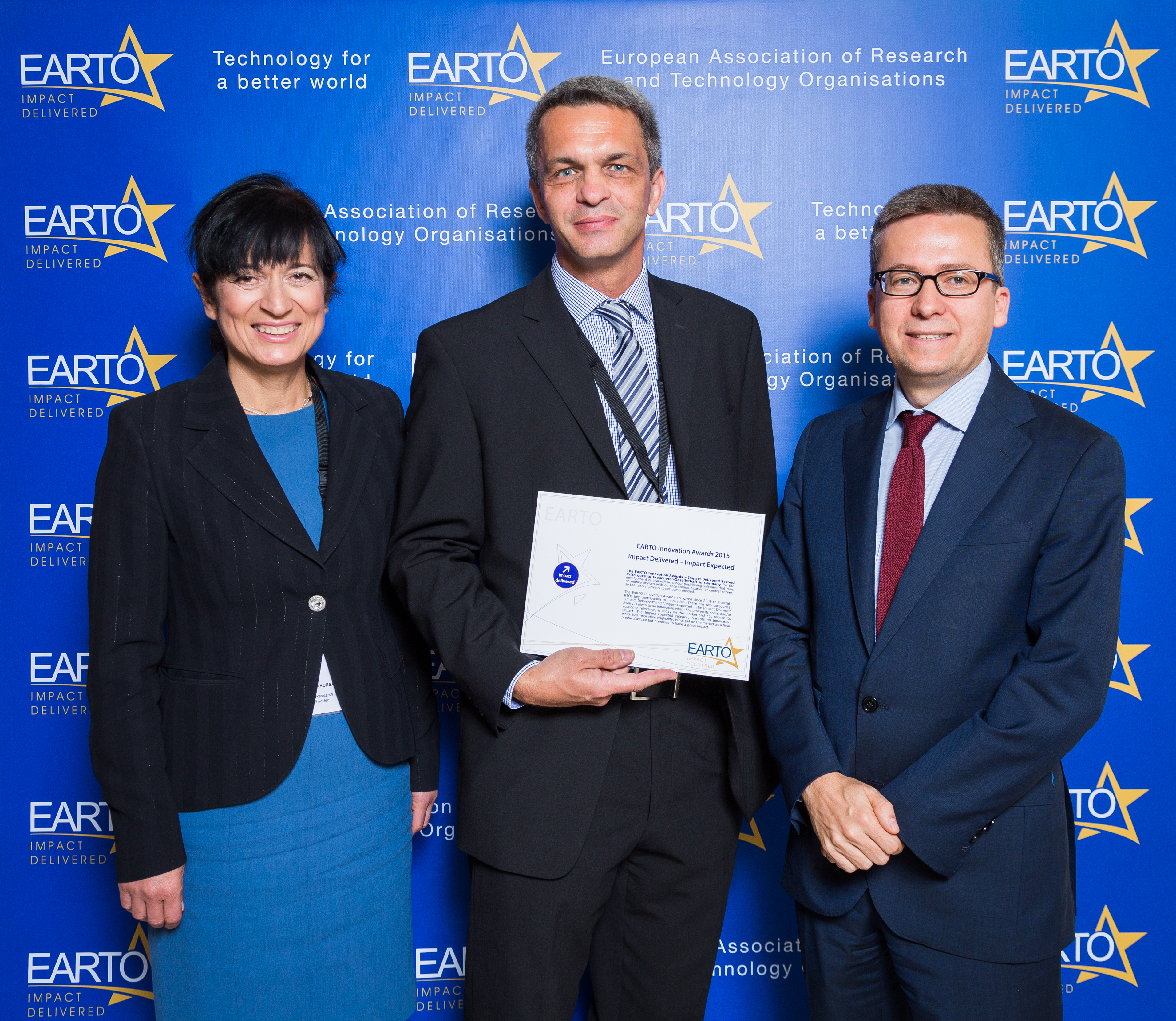 Jürgen Hupp of Fraunhofer IIS received the EARTO award for the localization technology awiloc®. From left to right: Jürgen Hupp, Fraunhofer IIS, Maria Khorsand, President EARTO, Carlos  Moedas, European Commissioner for Research, Science and Innovation, European Commission.
