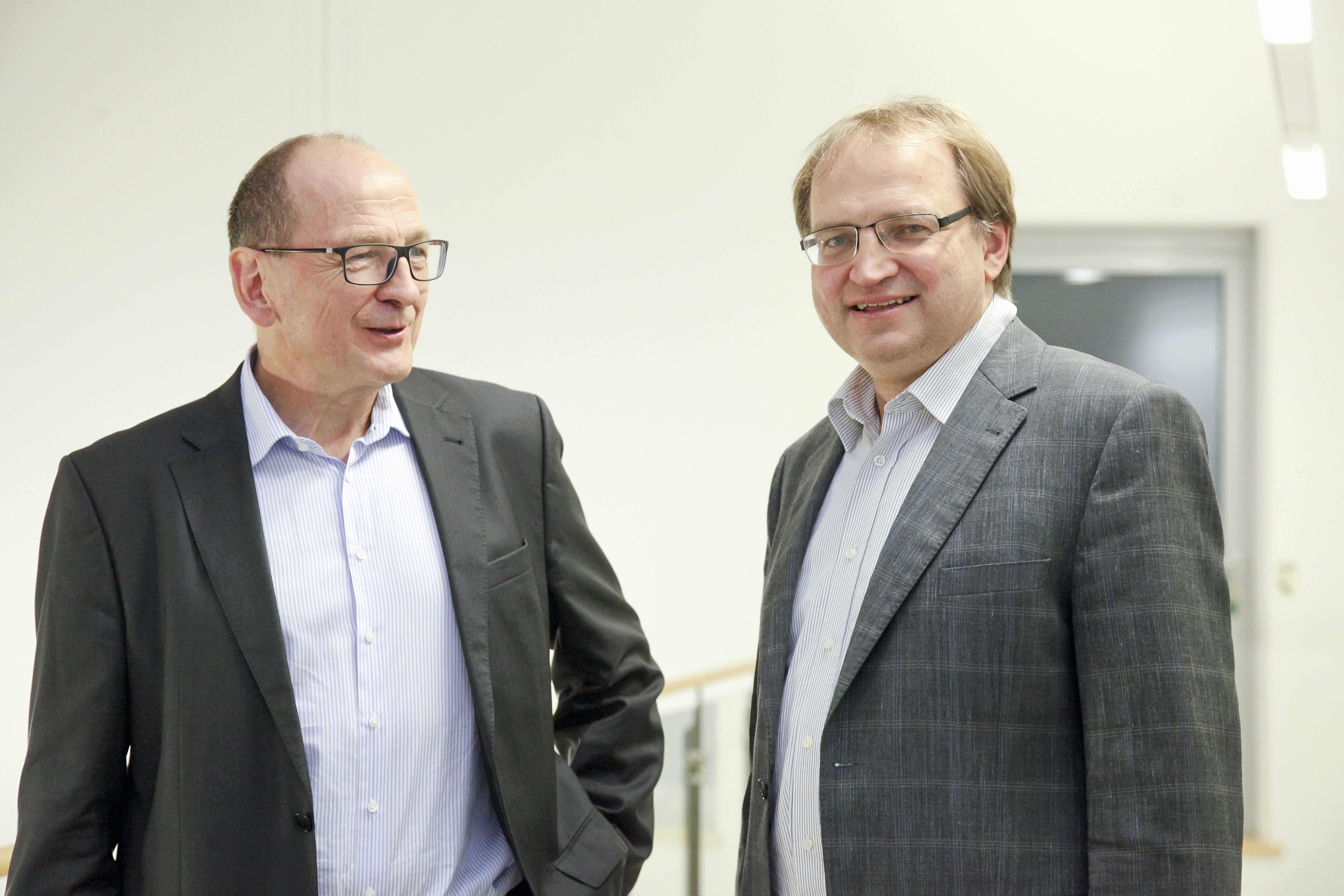 Executive Director Prof. Dr. Albert Heuberger (left) and Director with focus on Audio & Multimedia Dr. Bernhard Grill (right)