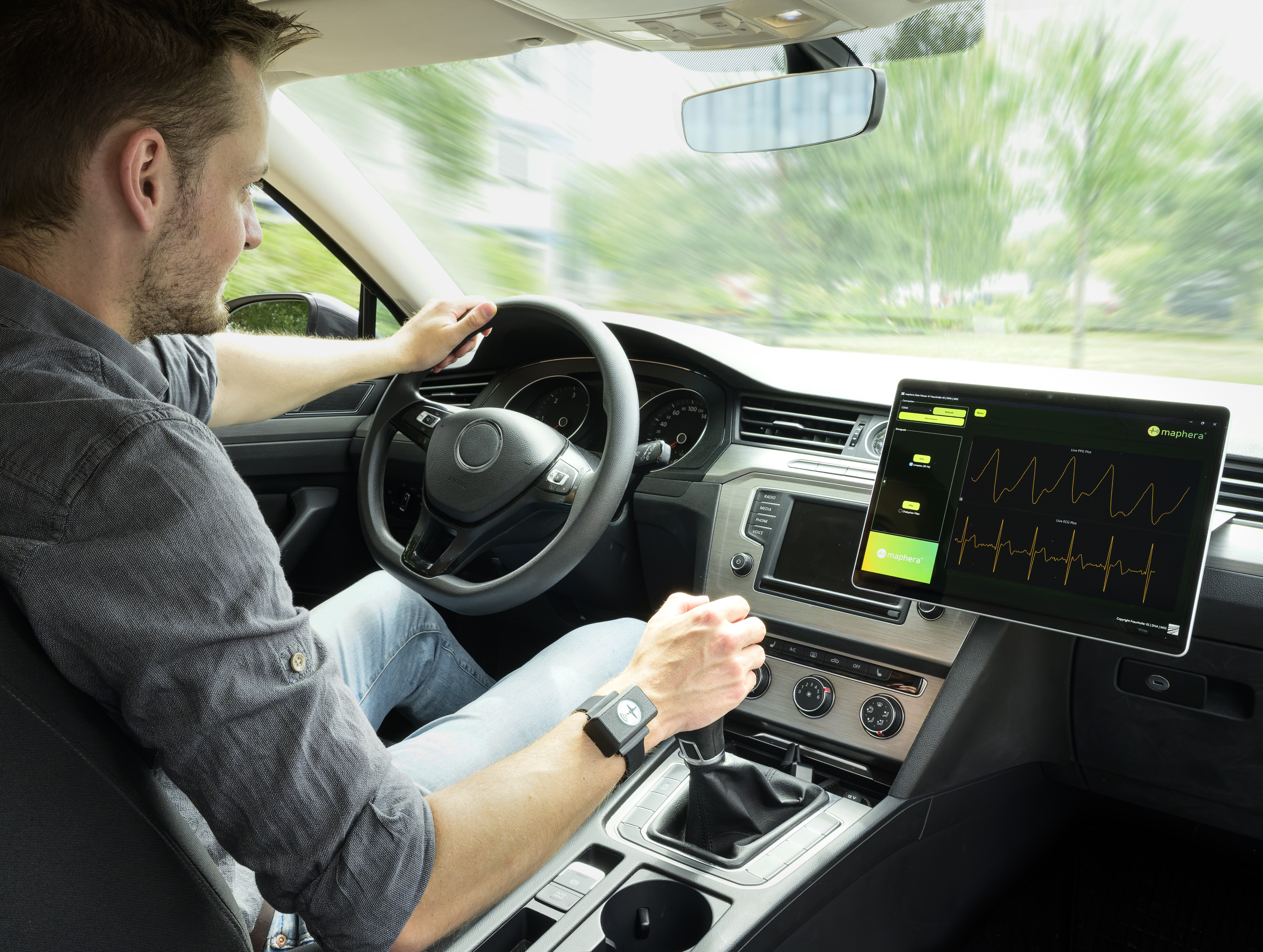 A driver wears a sensor node that displays his ECG in real-time on the maphera® user interface.